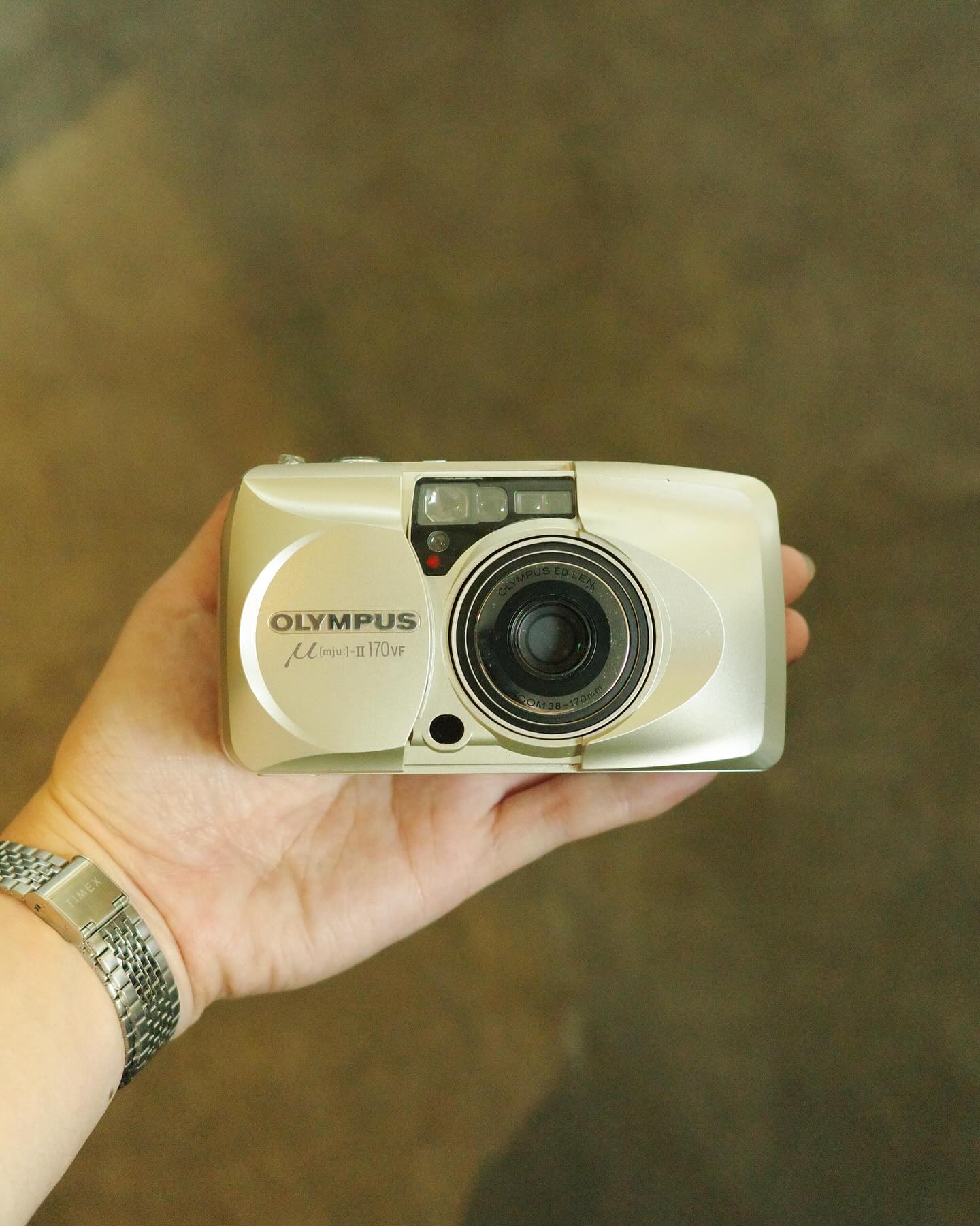 Warnarumput compact camera post