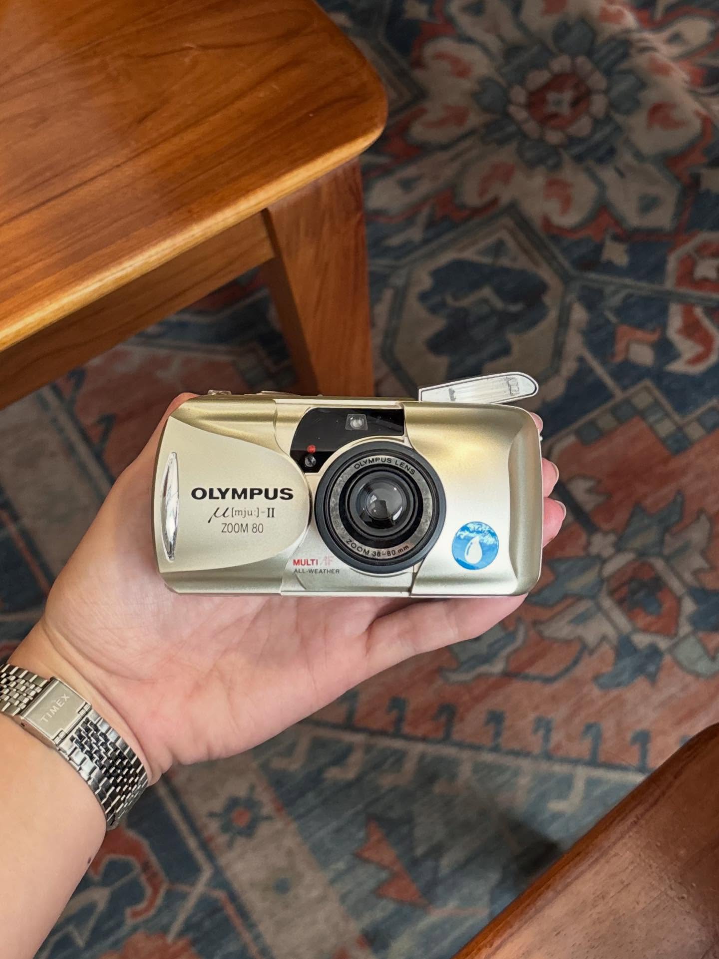 Gold compact camera from Warnarumput